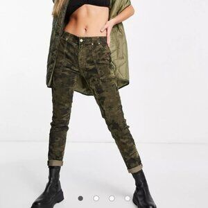 GUESS Skinny & Slim Pants in Green Camo
